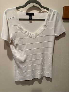 Cable & Gauge White Short Sleeve V-Neck Knit Top